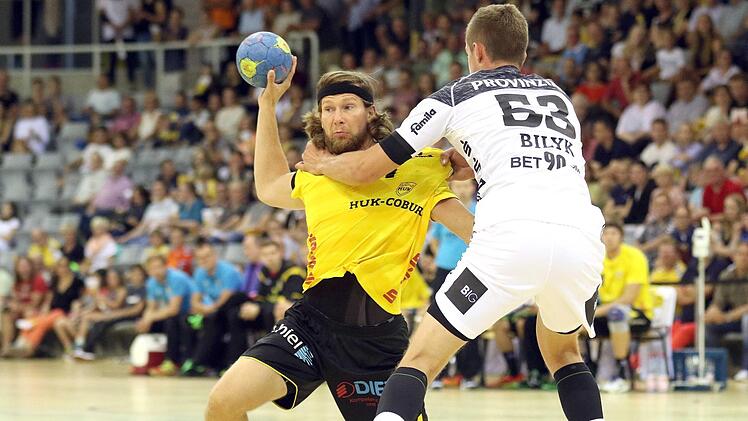 Till Riehn (mit Ball) will am Samstag als Mannschaftskapitän voran gehen und mit seinen Teamkollegen den ersten Sieg sichern.  Foto: Timo Geldner