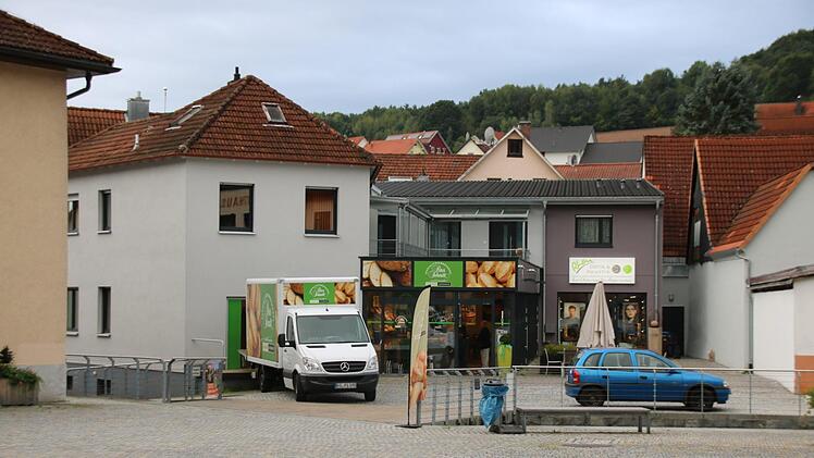 Heute befinden sich in dem Gebäudekomplex ein Bäckerei-Café, einen Optiker/Hörgeräte-Akustiker, ein Büro und zwei Wohnungen. Foto: Kathrin Kupka-Hahn