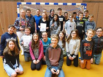 Turnierleiter Markus Barthel (hinten, links) gratulierte zusammen mit Konrektor Michael Kübert (hinten rechts) den beiden siegreichen Mannschaften der Klasse 6 a (5./6. Klassen) und der 9. Klasse der Schlossberg-Volksschule aus Nüdlingen (7. bis 10. Klasse) zum Turniersieg.  Manfred Mellenthin