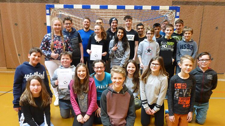 Turnierleiter Markus Barthel (hinten, links) gratulierte zusammen mit Konrektor Michael Kübert (hinten rechts) den beiden siegreichen Mannschaften der Klasse 6 a (5./6. Klassen) und der 9. Klasse der Schlossberg-Volksschule aus Nüdlingen (7. bis 10. Klasse) zum Turniersieg.  Manfred Mellenthin