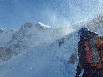 Zwei M&auml;nner aus Nordrhein-Westfalen waren Teil einer kuriosen Rettungsaktion in den italienischen Dolomiten. Die Bergsteiger sendeten einen SOS-Notruf per WhatsApp an einen Bekannten in Deutschland. Die Zusammenarbeit der Feuerwehren rettete den Beiden das Leben.  Symbolbild: pixabay.com / Simon