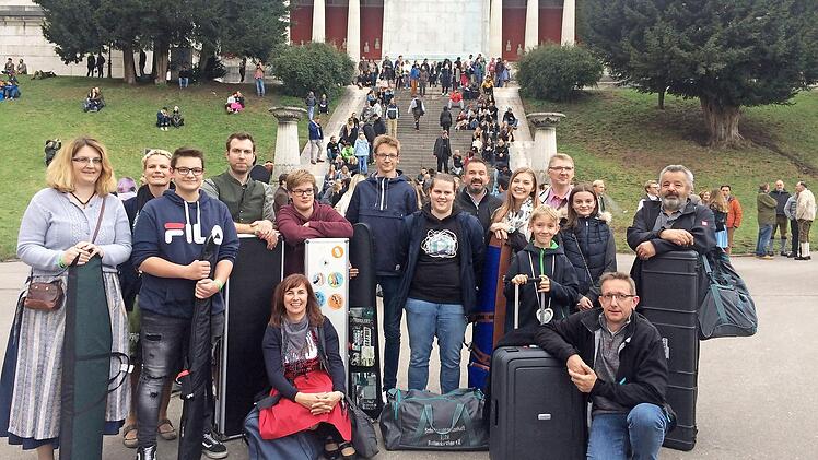 Die Delegation der SG Rothenkirchen (von links): Claudia Beetz, Gabi Grüdl, Marius Löffler, Daniel Bergmann, Birgit Geiger, Bastian Tumbach, Lukas Beetz, Lara Schmitt, Robert Grüdl, Julia Geiger, David Beetz, Antonia Pfadenhauer, Mathias Beetz und Michael Staar  Fotos: K.- H. Hofmann