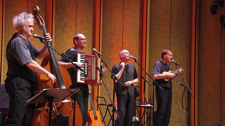Tobias Klug, Armin Federl, Vitus Fichtl, Tom HakeTobias Klug (von links), Armin Federl, Vitus Fichtl  Tom Hake alias Mistcapala bei ihrem Auftritt im Kissinger Rossini-Saal. Foto: Klaus Werner