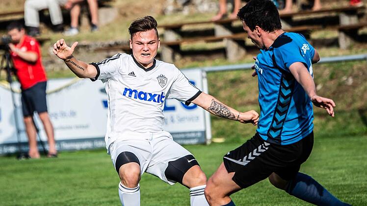 Patrick Gunzelmann (links) gelang mit einem Distanzschuss in den Winkel zum 2:0 ein Traumtor. Rechts der Tirschenreuther Andreas Gradl.  Foto: Alexander Muck