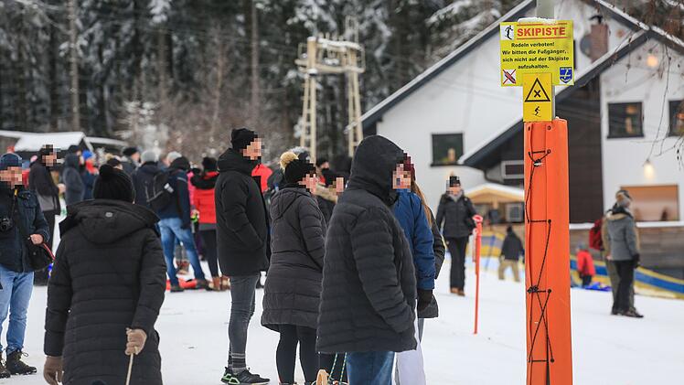Bayerischer Feiertag zieht Ausflügler ins Fichtelgebirge: Keine Masken und reges Treiben