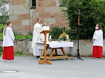 Pfarrer Johannes Saffer beim Feldfr&uuml;chteamt vor der Valentinskapelle in Obermembach