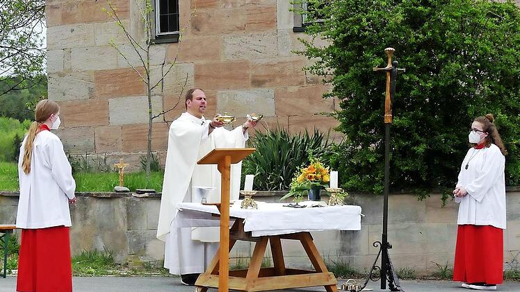 Pfarrer Johannes Saffer beim Feldfrüchteamt vor der Valentinskapelle in Obermembach