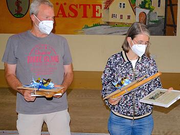 Die ausgeeschiedenen  Gemeinderatsmitglieder Bianca Mende (rechts) und  Dietmar Neder erhielten ein Dankeschön für ihr Engagement.