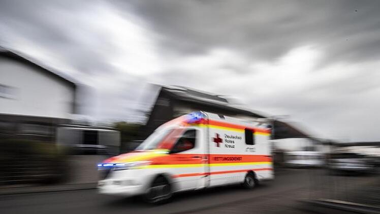 Im Kreis Bamberg kam ein Mann nach einem Brand ins Krankenhaus.