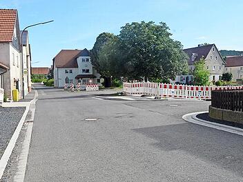 Seit über zwei Jahren herrscht Stillstand bei der Dorferneuerung, die Ortsmitte von Reitsch ist seither eine Baustelle, auf der sich nichts tut.