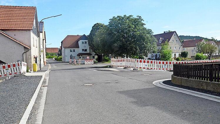 Seit über zwei Jahren herrscht Stillstand bei der Dorferneuerung, die Ortsmitte von Reitsch ist seither eine Baustelle, auf der sich nichts tut.