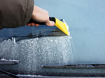 Scheiben kratzen, Autoscheiben kratzen, Frost, Winter