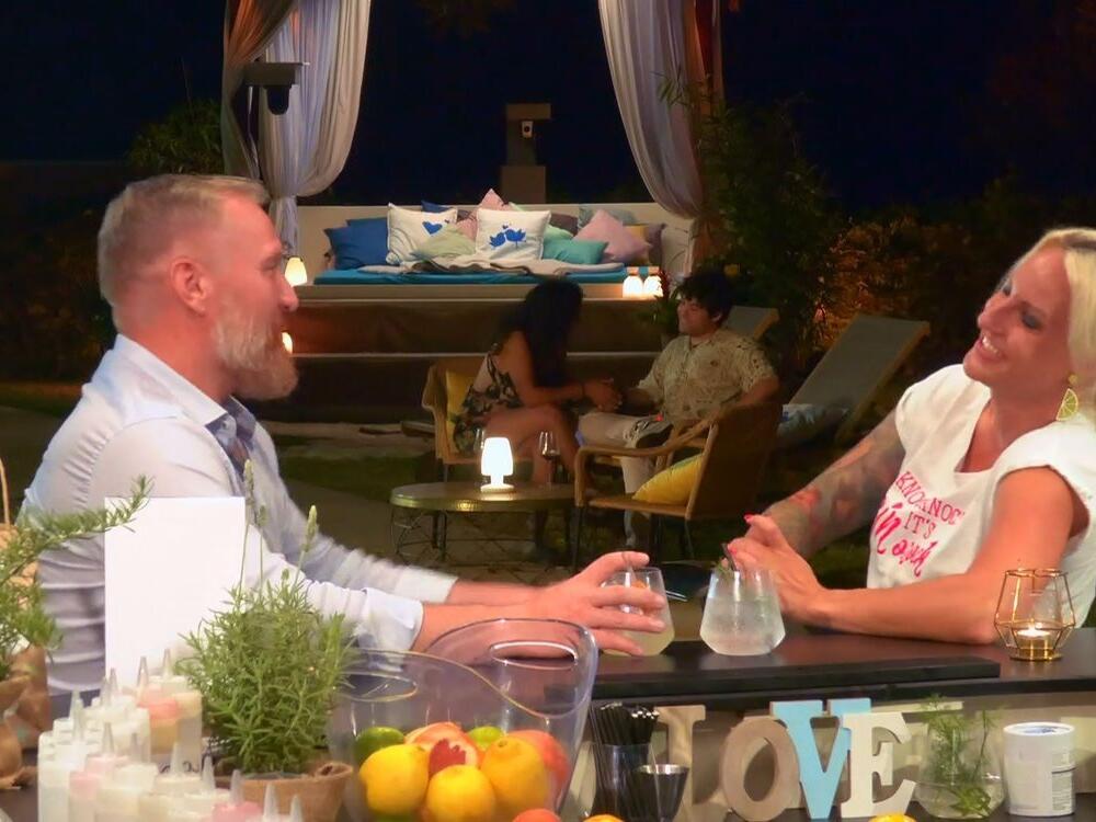 Date läuft schief - aber zufällige Pool-Bekanntschaft haut "First Dates"-Single  förmlich um