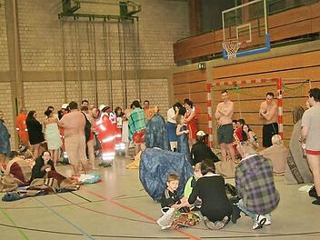 Etwa hundert Badegäste wurde nach dem Feueralarm sofort in Sicherheit gebracht. In der benachbarten Frankenhalle mussten sie warten, bis Entwarnung gegeben wurde. Versorgt wurden sie von vielen Helfern des BRK. Fotos: Michael Stelzner