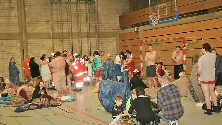 Etwa hundert Badegäste wurde nach dem Feueralarm sofort in Sicherheit gebracht. In der benachbarten Frankenhalle mussten sie warten, bis Entwarnung gegeben wurde. Versorgt wurden sie von vielen Helfern des BRK. Fotos: Michael Stelzner