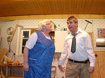 Mit von der Partie bei den Theaterabenden in Nurn sind wieder die "Stamm-Laienschauspieler" Vroni Müller und Dieter Sonntag. Beide spielen diesmal ein Ehepaar, bei dem sich so manches Ereignis ganz schön gewaschen hat.Foto:Hans Franz