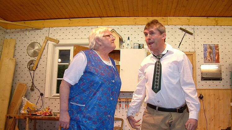 Mit von der Partie bei den Theaterabenden in Nurn sind wieder die "Stamm-Laienschauspieler" Vroni Müller und Dieter Sonntag. Beide spielen diesmal ein Ehepaar, bei dem sich so manches Ereignis ganz schön gewaschen hat.Foto:Hans Franz