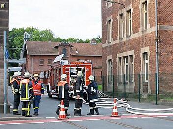 Mit 58 Einsatzkräften und 14 Fahrzeugen rückten die Wehren aus Kulmbach und Mainleus zur Bekämpfung des Brands in der Mälzerei in der Wilhelm-Meußdoerffer-Straße an. Foto: Katrin Geyer