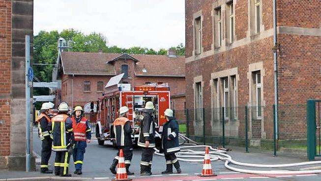 Mit 58 Einsatzkräften und 14 Fahrzeugen rückten die Wehren aus Kulmbach und Mainleus zur Bekämpfung des Brands in der Mälzerei in der Wilhelm-Meußdoerffer-Straße an. Foto: Katrin Geyer