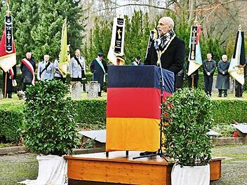 "Sie sind verstorben, aber nicht vergessen." Oberbürgermeister Kay Blankenburg bei der Gedenkstunde im Parkfriedhof an die Opfer von Kriegen und Terror und rief zur Toleranz auf. Foto: Werner Vogel