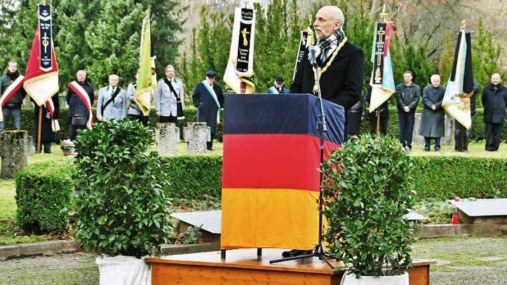 "Sie sind verstorben, aber nicht vergessen." Oberbürgermeister Kay Blankenburg bei der Gedenkstunde im Parkfriedhof an die Opfer von Kriegen und Terror und rief zur Toleranz auf. Foto: Werner Vogel