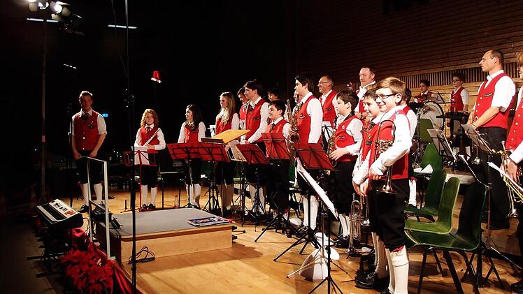 Das Vororchester unter Leitung von Tim Eller nimmt den Applaus des Publikums entgegen.