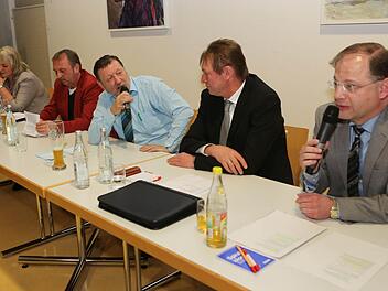 Bei einer FT-Podiumsdiskussion stellten sich die vier Effeltricher Bürgermeister-Kandidaten den Fragen von FT-Redakteur Josef Hofbauer (Mitte). Alle Fotos: Barbara Herbst