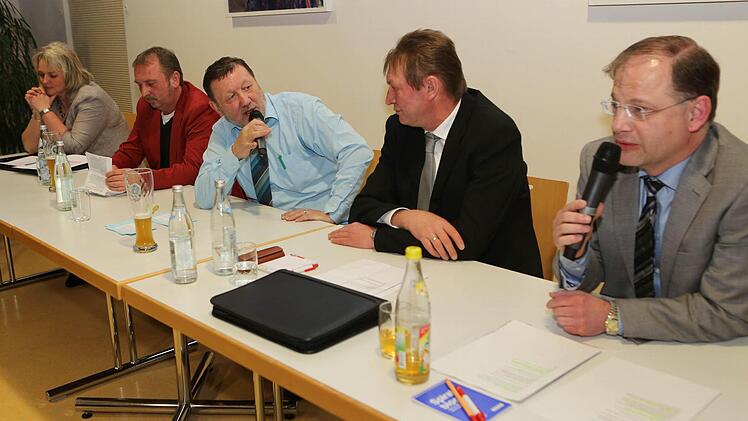 Bei einer FT-Podiumsdiskussion stellten sich die vier Effeltricher Bürgermeister-Kandidaten den Fragen von FT-Redakteur Josef Hofbauer (Mitte). Alle Fotos: Barbara Herbst