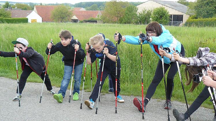 Uschi Jung (blaue Jacke) brachte die Schüler der 4a der Johann-Peter-Wagner Volksschule Theres mit Nordic Walking ordentlich in Schwung.   Foto: privat
