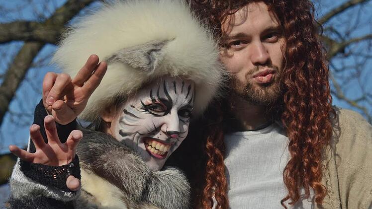 Noelle fährt die Krallen aus. Diego bleibt als Jesus Christus schön friedlich. Foto: Nikolas Pelke