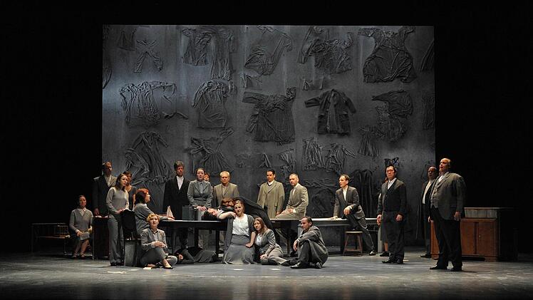 "Der Welt abhanden gekommen". Die szenische Collage mit Musik von Gustav Mahler und Claude Vivier erlebte ihre Uraufführung am Landestheater Coburg.Foto. Andrea Kremper