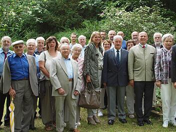 Im Mittelpunkt des 66. Heimattreffens der Deutschhauser stand traditionell die Feier am Gedenkstein im Bergschlosspark, wobei die Ortsbetreuerin Gerda Ott (2. v. re.) in Gegenwart von Landrat Christian Meißner (rechts) und dem Bundestagsabgeordneten Hartmut Koschyk an die verstorbenen Landsleute des vergangenen Jahres erinnerte. Foto: Alfred Thieret