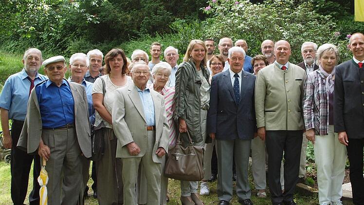 Im Mittelpunkt des 66. Heimattreffens der Deutschhauser stand traditionell die Feier am Gedenkstein im Bergschlosspark, wobei die Ortsbetreuerin Gerda Ott (2. v. re.) in Gegenwart von Landrat Christian Meißner (rechts) und dem Bundestagsabgeordneten Hartmut Koschyk an die verstorbenen Landsleute des vergangenen Jahres erinnerte. Foto: Alfred Thieret