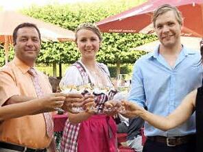 Sie stießen auf das erste Gleisenauer Schloss-Weinfest an (von links) Patricia Mück vom SV Ebelsbach, Zweiter Bürgermeister Martin Horn, die Weinprinzessin Johanna Berninger, Tobias Ziegler (Zweiter Vorsitzender des Vereins "Feste feiern Ebelsbach") und Daniela Beck. Foto: gg
