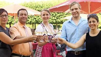 Sie stießen auf das erste Gleisenauer Schloss-Weinfest an (von links) Patricia Mück vom SV Ebelsbach, Zweiter Bürgermeister Martin Horn, die Weinprinzessin Johanna Berninger, Tobias Ziegler (Zweiter Vorsitzender des Vereins "Feste feiern Ebelsbach") und Daniela Beck. Foto: gg