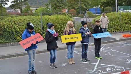 Die Kinder haben gelernt: Es dauert, bis ein Auto steht. Foto: Nicolas Thoma