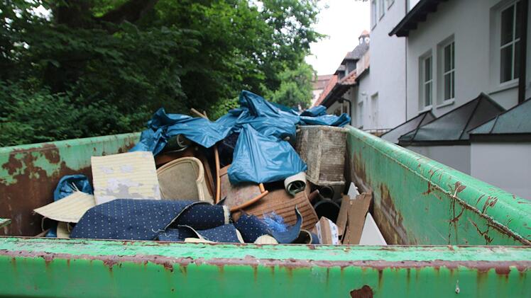 Unzählige Mengen an kaputtem Inventar landen in Müll-Containern vor dem "Achat Plaza". Foto: Andreas Schmitt