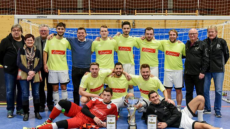 Verdient durften sich die Kreisliga-Kicker des SC Sylvia Ebersdorf über den Turniersieg beim 5. Finori-Hallen-Masters freuen.  Fotos: Hagen Lehmann