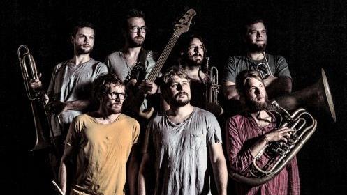 La Brass Banda (im Bild) sorgen am Sonntag, 12. August im Br&uuml;ckenauer Schlosspark nach Carav&atilde;na Sun f&uuml;r Stimmung. Atelier Poschauko & Stefan Bausewein