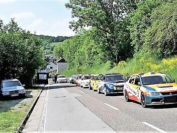 Rallye-Teilnehmer warten am Ortsausgang Sulzthal auf den Start. Foto: Florian Arand