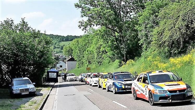 Rallye-Teilnehmer warten am Ortsausgang Sulzthal auf den Start. Foto: Florian Arand