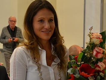 Blumen-Strauß und schwere Amtskette: Die neue Karlsbader Oberbürgermeisterin Andrea Pfeffer-Ferklová bei ihrer Vereidigung am 13. November 2018.Presseamt Karlovy Vary
