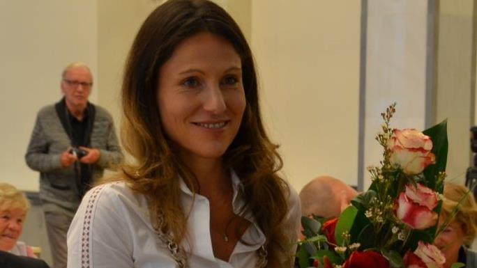 Blumen-Strauß und schwere Amtskette: Die neue Karlsbader Oberbürgermeisterin Andrea Pfeffer-Ferklová bei ihrer Vereidigung am 13. November 2018.Presseamt Karlovy Vary