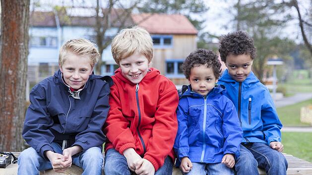 Der Lions-Distrikt-Governor Wolfgang Debler überraschte mit einer Ehrung der höchsten Klasse: Rudolf Rausch wurde mit der Melvin-Jones-Fellow-Plakette ausgezeichnet, weil er bereits seit 1973 die Lions-Idee "We serve" - "Wir dienen" lebt.Foto: Sonny Adam