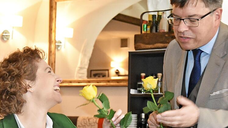 Thomas Nagel begrüßte Spitzenkandidatin Nicola Beer mit einer gelben Rose.  Foto: Uschi Prawitz