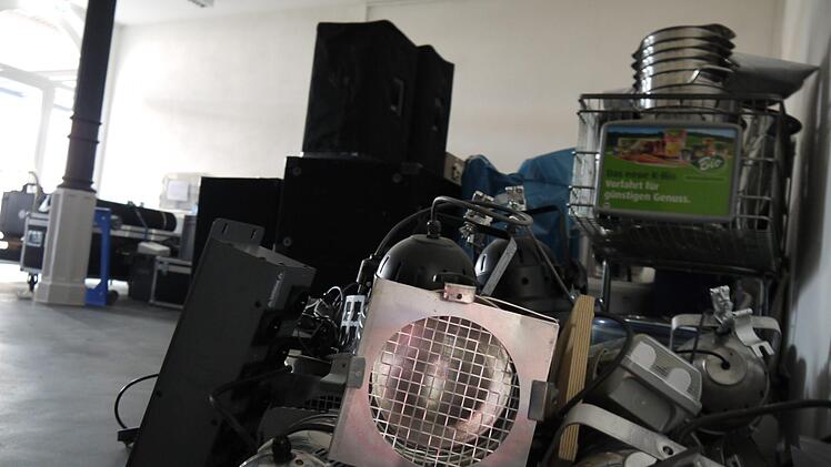Im neuen Multifunktionsraum stapeln sich Scheinwerfer und  weiteres technisches Equipment. Foto: Rebecca Vogt