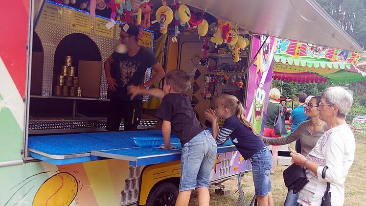 Voller Einsatz beim DosenwerfenHeike Schülein