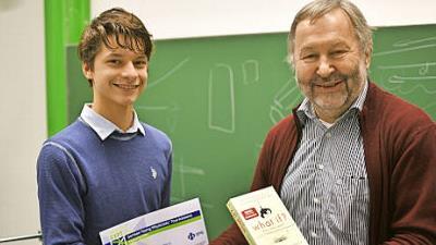 Tarik Becic und Professor Walter Zimmermann von der Universität Bayreuth bei der Übergabe der Urkunde  Foto: S. Völkel