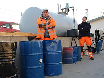 Fast 700 Liter Altöl und Lackierrückstaände entsorgte ein Schrotthändler im Wasserschutzgebiet. Beherztes Eingreifen des Bauhofs Sandberg verhinderte schlimmeres. Foto: Johannes Schlereth