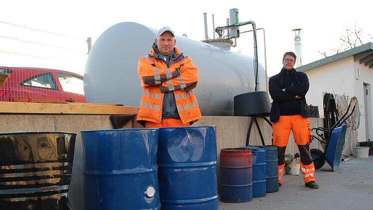 Fast 700 Liter Altöl und Lackierrückstaände entsorgte ein Schrotthändler im Wasserschutzgebiet. Beherztes Eingreifen des Bauhofs Sandberg verhinderte schlimmeres. Foto: Johannes Schlereth